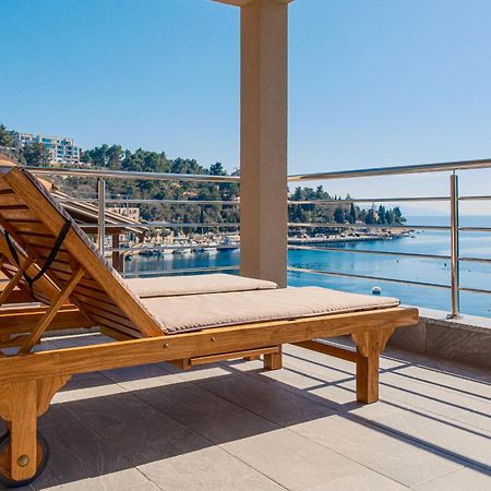 Seafront 2-Bedroom Apartment Nika - Rabac Kültér fotó