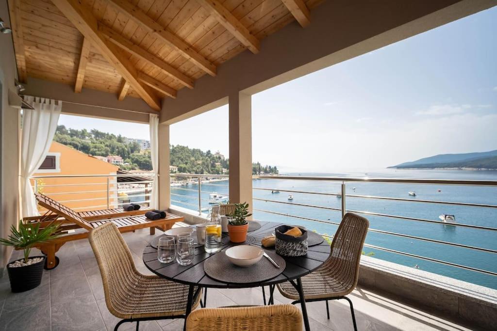 Seafront 2-Bedroom Apartment Nika - Rabac Kültér fotó