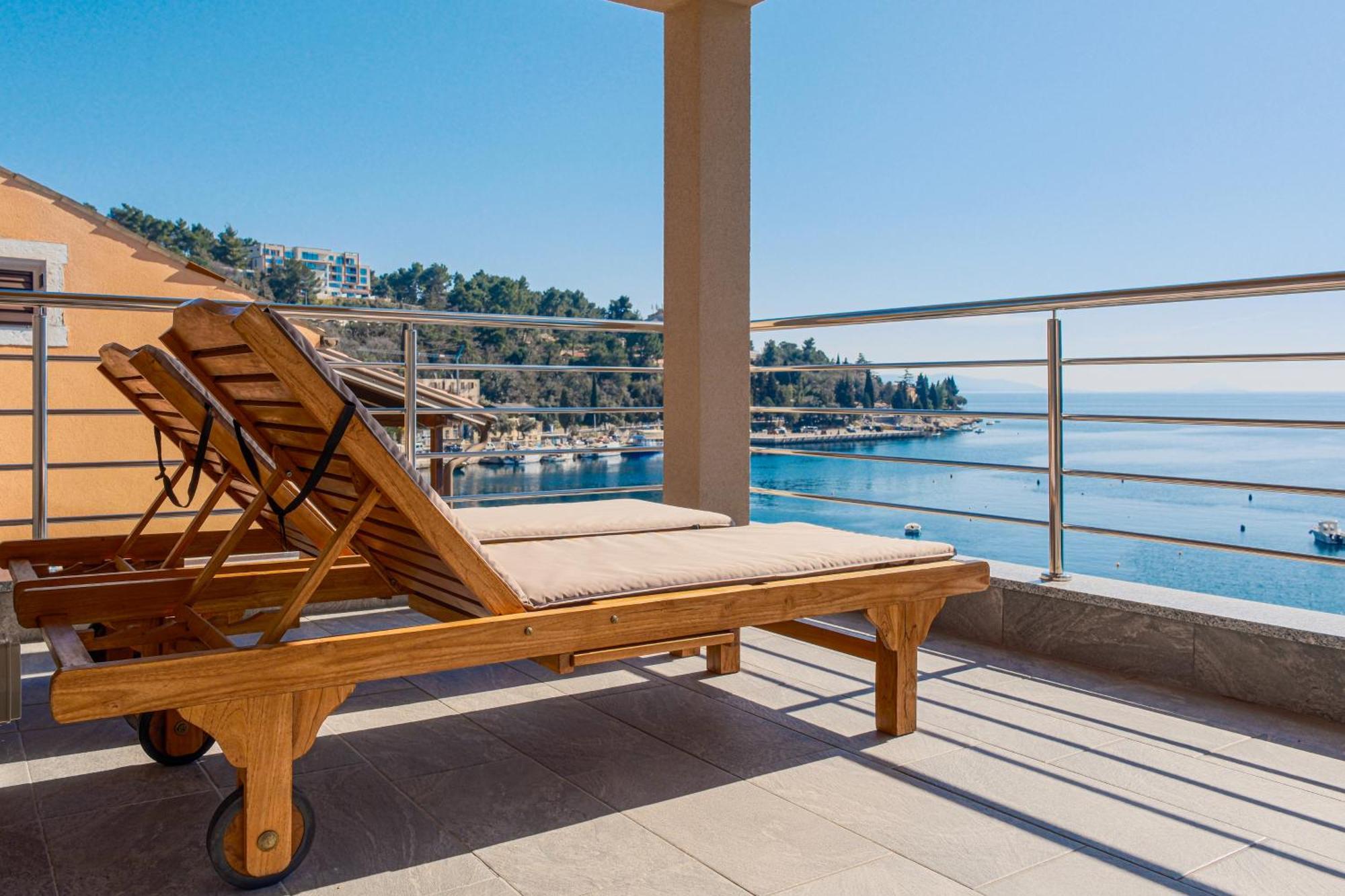 Seafront 2-Bedroom Apartment Nika - Rabac Kültér fotó